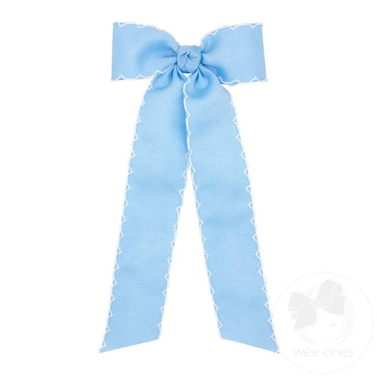 Pajarita mediana de grosgrain con punto lunar, nudo envolvente y cintas decorativas.