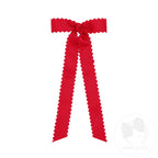 Pajarita pequeña de grosgrain con borde festoneado, nudo envolvente y cintas decorativas.
