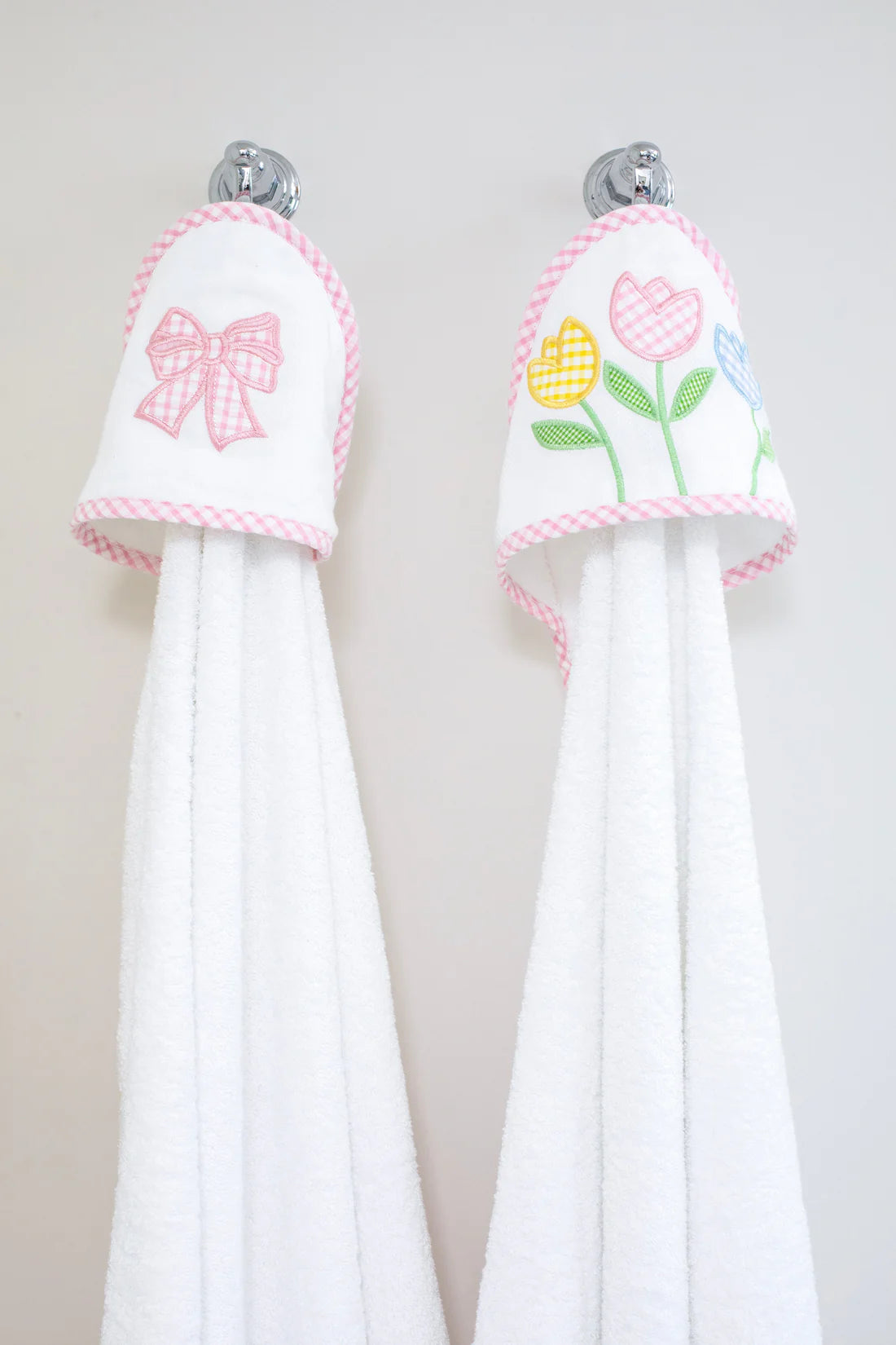 Juego de toalla con capucha y toallita para bebé con lazo, color rosa.