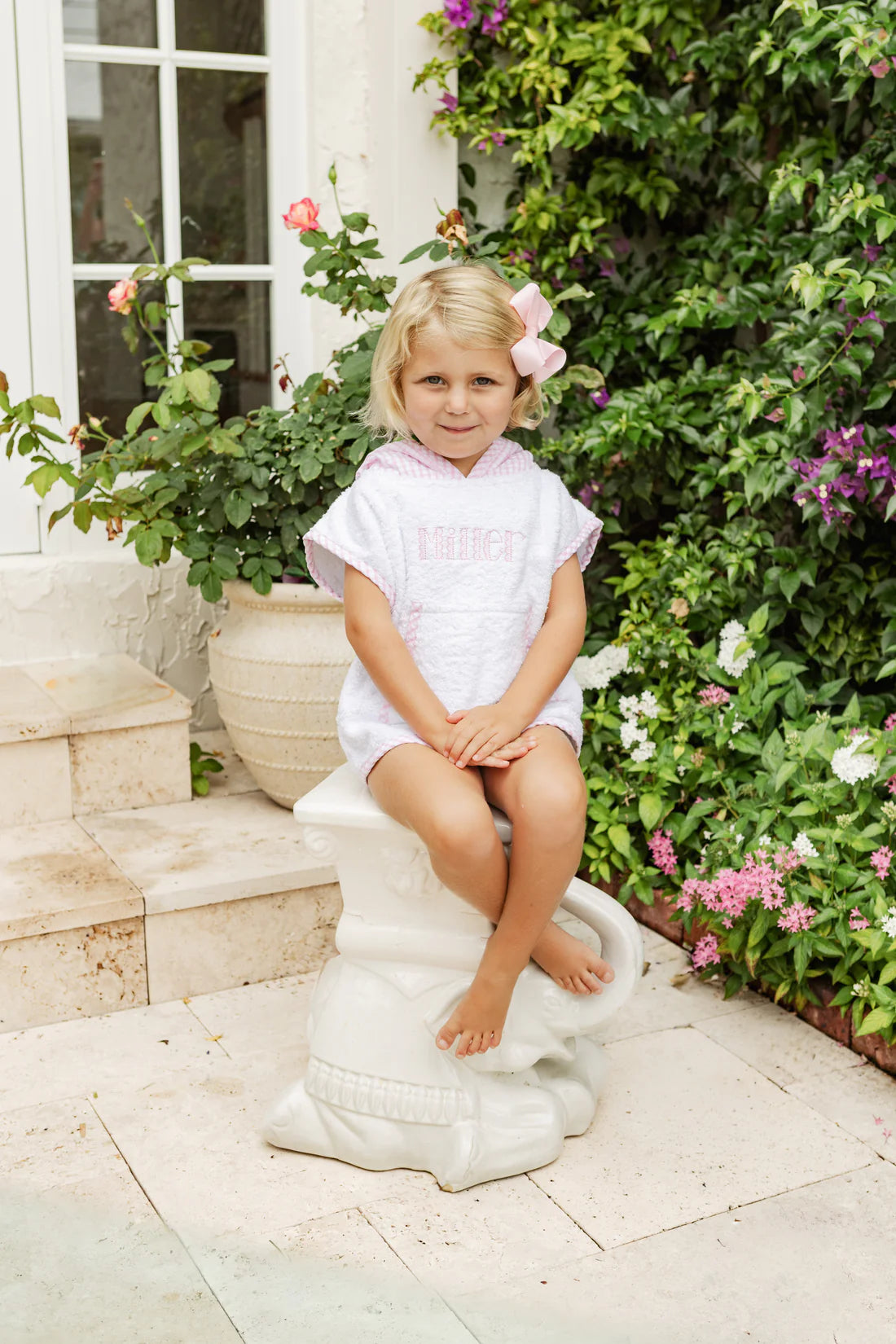 Cubre bañó blanco con estampado de cuadros grandes de seersucker rosa en blanco