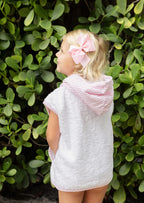 Cubre bañó blanco con estampado de cuadros grandes de seersucker rosa en blanco