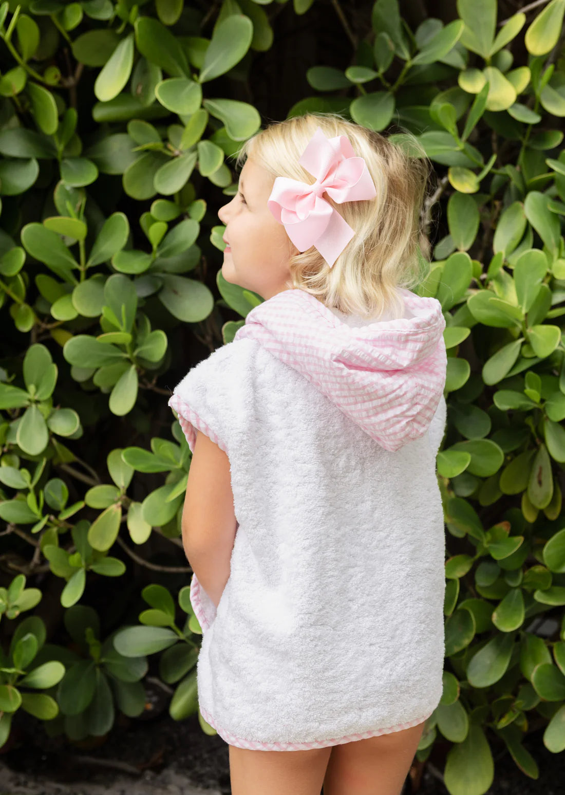 Cubre bañó blanco con estampado de cuadros grandes de seersucker rosa en blanco