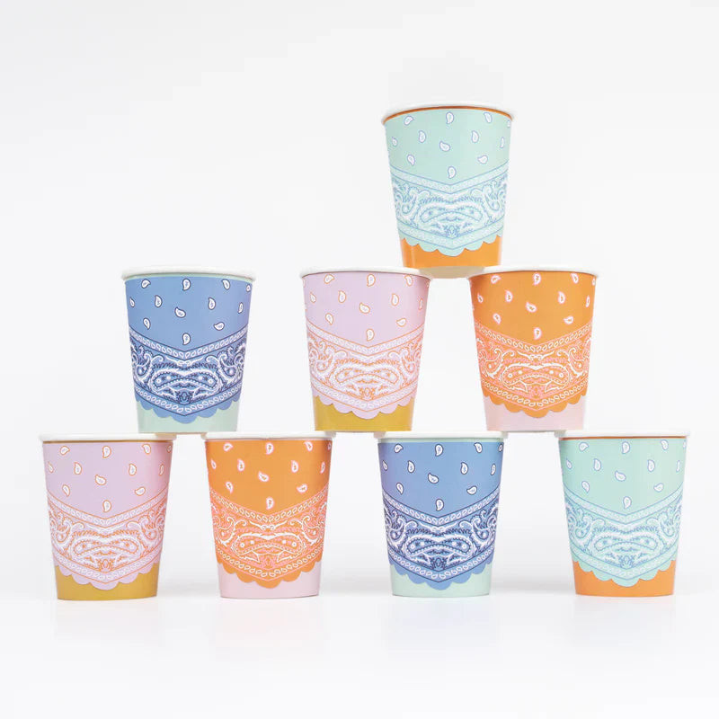 Vasos con bandanas del Oeste