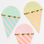 Platos de helado con chispas de colores